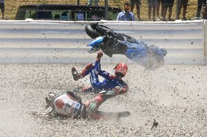 「ヘルメットからタイヤに突っ込む形に…」中上貴晶30歳が引き起こした多重クラッシュの真相と、来季MotoGPクラスの“アジア枠1”獲得の行方