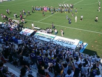 FC今治新スタジアムはこだわり満載！岡田オーナーは自分の足で確かめる。＜Number Web＞ photograph by Toshio Ninomiya