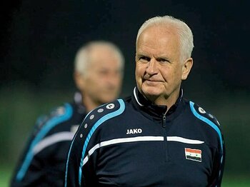 アジア杯シリア監督、シュタンゲ。戦争に負けず生きる70歳の半生。＜Number Web＞ photograph by Soccer Iraq