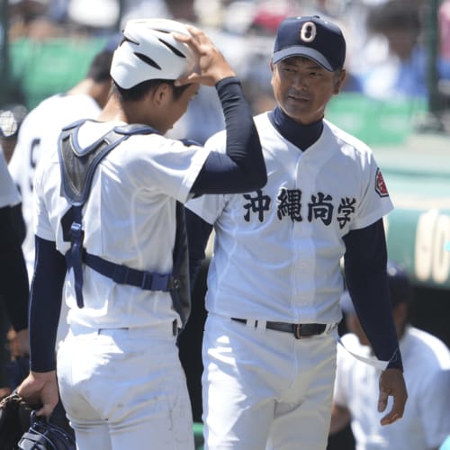 専用　沖縄尚学　ユニフォーム キャッチャーが親指を骨折した」甲子園で31奪三振“沖縄尚学の怪物2年生