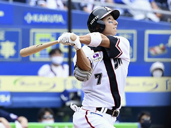 ロッテ福田秀平が絶対に優勝したい理由 12年前に誓った“2人の父”との約束<Number Web> photograph by Kyodo News