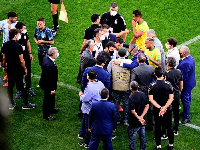 《南米2強が激怒・批判》メッシ「なぜもっと前に…」 ネイマールも呆れた“ブラジルvsアルゼンチン9分で中止騒動”が奇怪すぎ＜Number Web＞ photograph by Getty Images