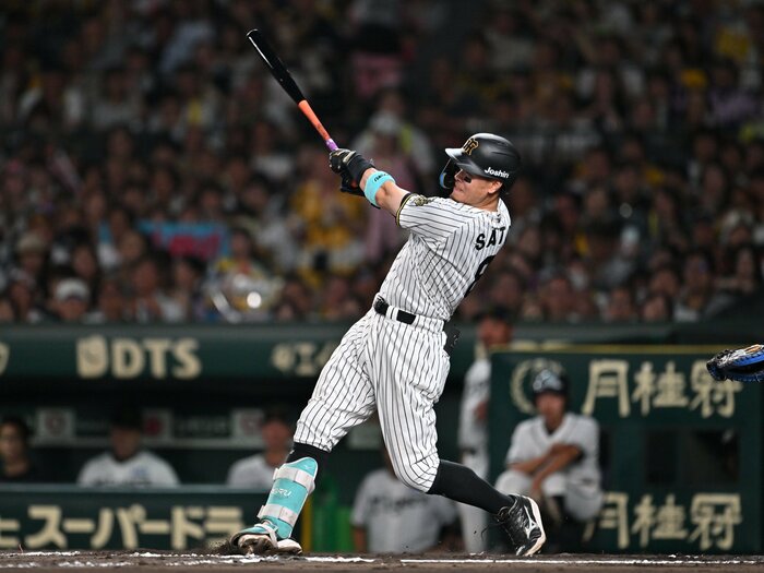 阪神・佐藤輝明が「プロ5年目で初めてLINEにすぐレスしてきた」大学恩師が驚いた“好調の自己分析”とは…「フォームの理解が深まった」!?＜Number Web＞ photograph by Hideki Sugiyama