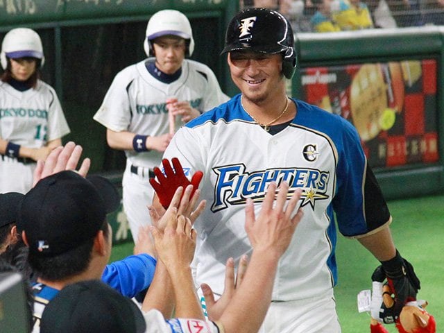 敗戦後の空港ロビーで見た幸せな光景。主将・中田翔が起こす化学