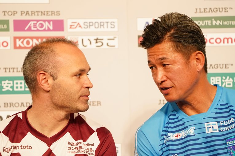 Jリーグも2017年以降、DAZNで放送されている。写真はイニエスタ（神戸）と三浦知良（横浜FC）。インターネット利用者のうちDAZN加入者は「3%」だという　©Getty Images