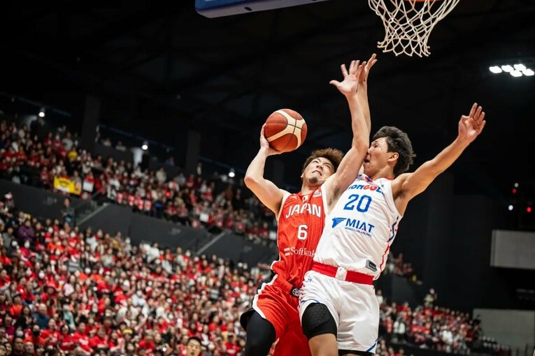 日の丸を背負う代表戦は「本当に素晴らしいこと」という比江島。写真はモンゴル戦　©FIBA