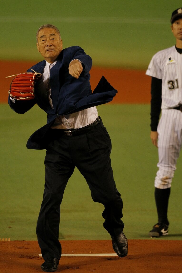 2010年、ロッテvs巨人戦の始球式で登場した金田氏　©Tamon Matsuzono