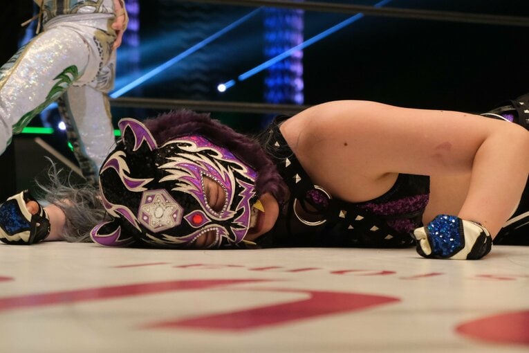 試合直後から涙を抑えられなかったキッド。上谷とは5★STAR GPでも対戦する