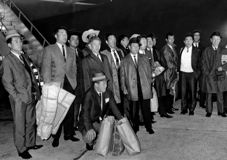 ブラジル遠征に臨んだ張本（左から2人目）ら東映の選手たち(c)Sankei Shinbun