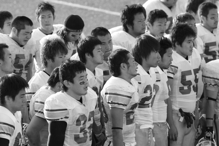 試合後、観客席に挨拶する一橋大アメフト部の面々。大学の試合では珍しく、スタンドも満員だった／取材対象者提供