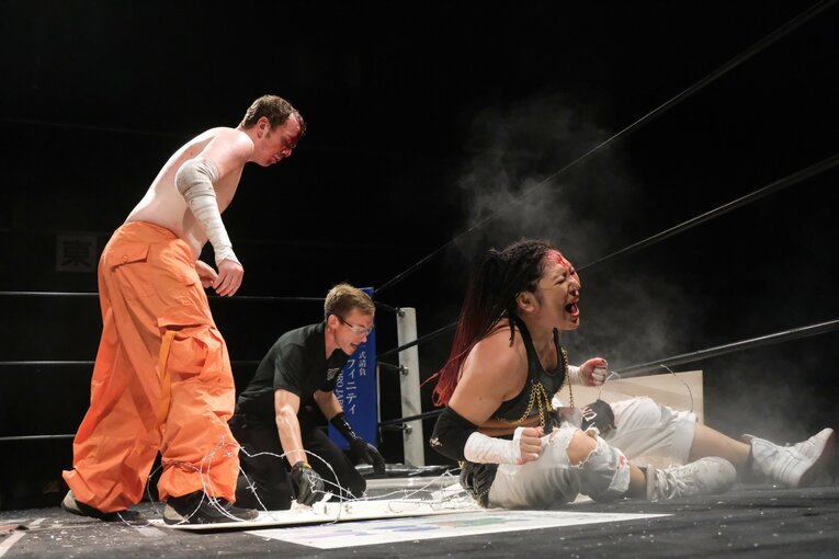 元パティシエが蛍光灯で殴り合い…“デスマッチアマゾネス”山下りなの媚びない魅力「犯罪以外なら何してもいい」 米国で男子相手に王座獲得(45)