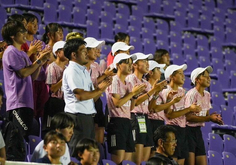 自身のレース後は同じ高校の仲間のレースをスタンドから応援する高校生らしい一幕も　©Satoshi Wada