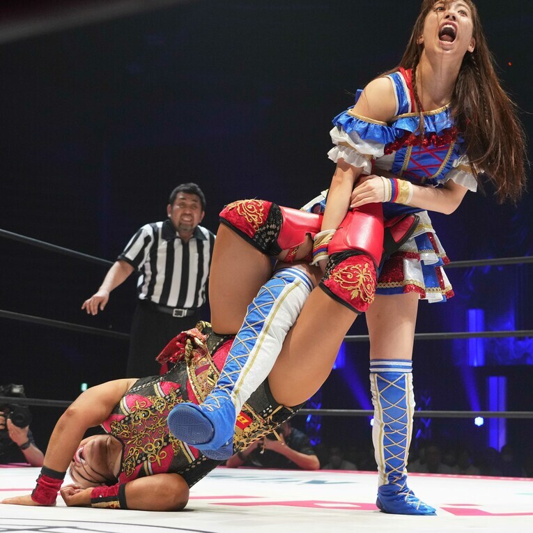 里村明衣子をスコーピオンデスロックに持っていく荒井優希　©Essei Hara