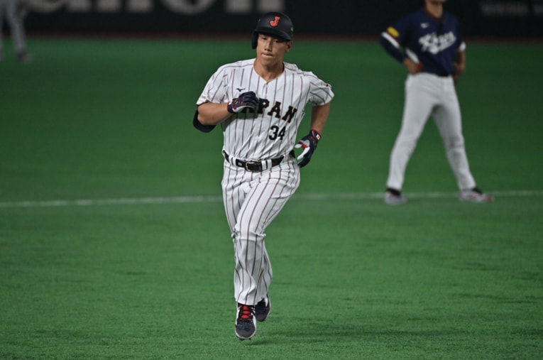 美しすぎる…吉田正尚のホームラン（写真は右に続きます）　©Hideki Sugiyama