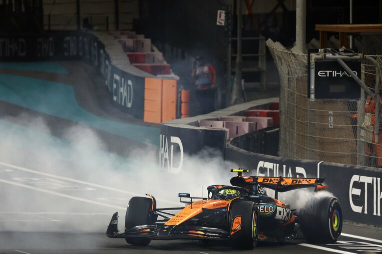 アブダビGPでタイトルを獲得し、ホームストレートでマックスターンを披露するノリス　©McLaren RACING