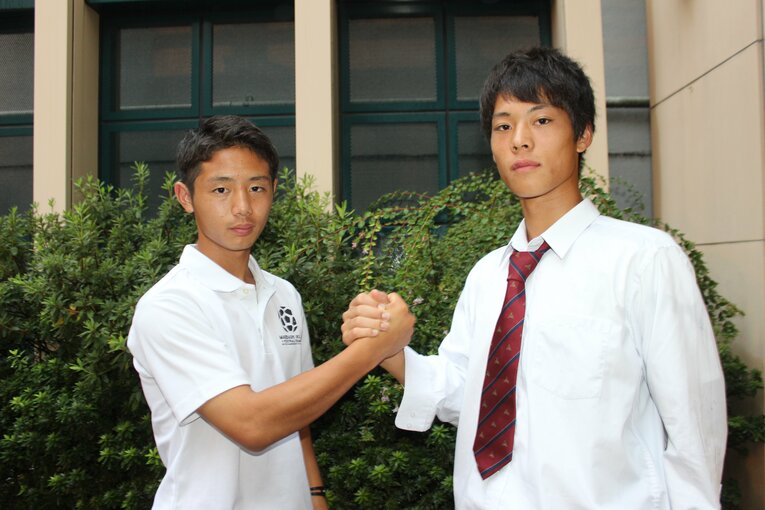 握手を交わす高校時代の鈴木（左）と渡邊　©︎Takahito Ando