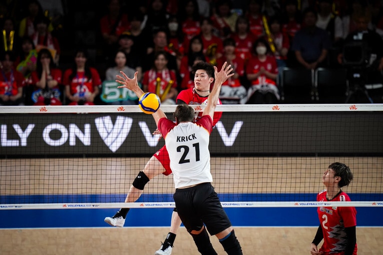 石川祐希（VNLドイツ戦）　©︎Volleyball World