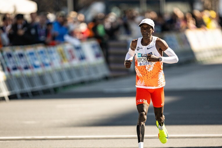 世界的なマラソン“レジェンド”エリウド・キプチョゲも中盤で遅れ、勝負に関われなかった　©Nanae Suzuki