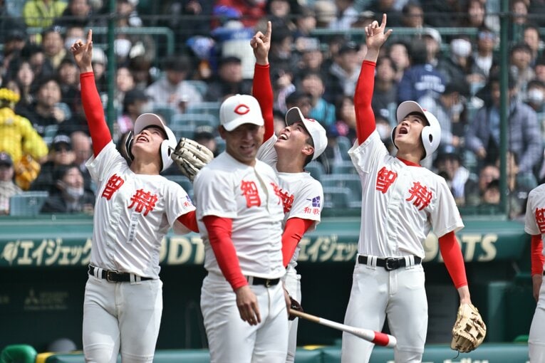 【超楽しそうで礼儀正しい…智弁和歌山ナイン＆監督のテレビに映らない表情／全10枚】©Hideki Sugiyama