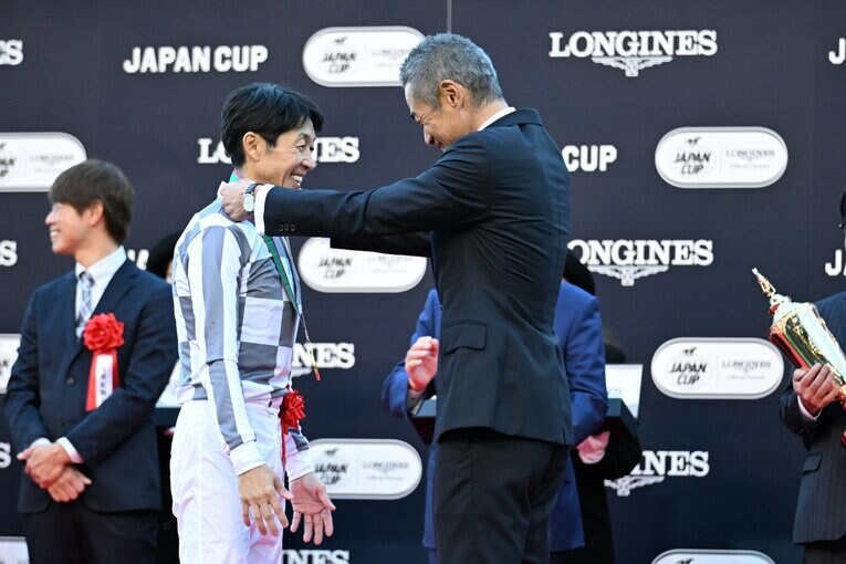 武豊に優勝メダルを授与するイチロー（2枚目／全10枚）©Keiji Ishikawa