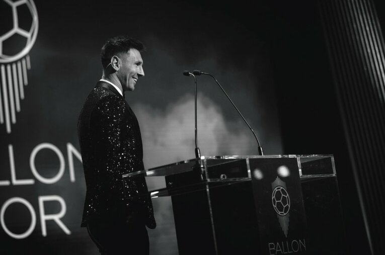 バロンドール授賞式の壇上で、終始穏やかに受賞を喜んだメッシ。最高栄誉の賞でさえ、自然体で受け入れている ／ photograph by L’Équipe