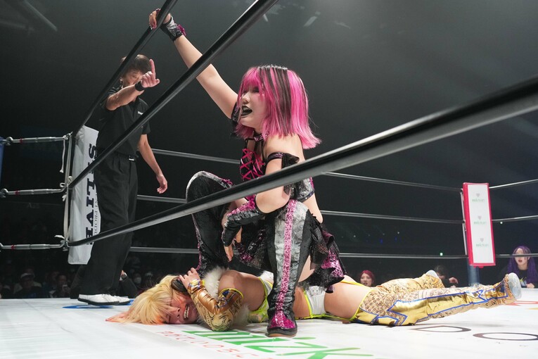 羽南を踏みつける吏南　©Essei Hara