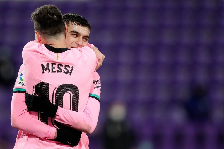メッシと抱き合うペドリ©Getty Images