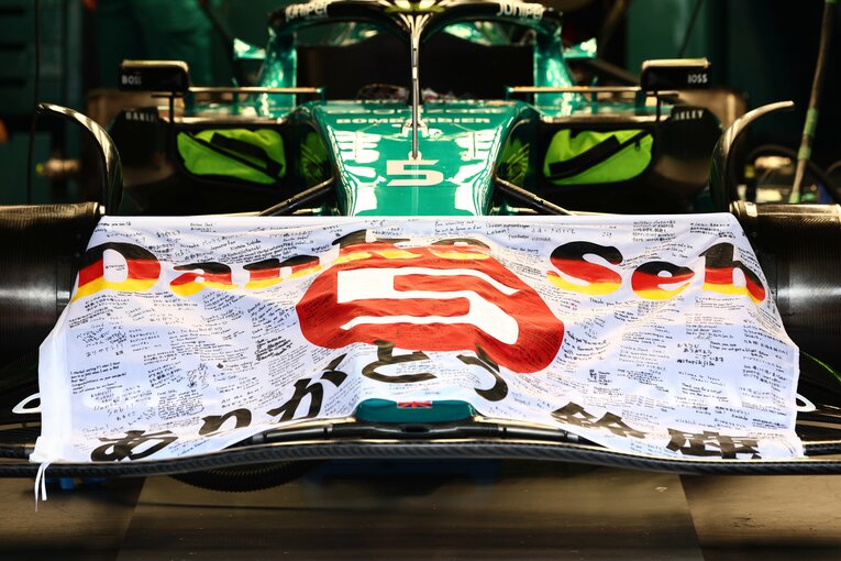 アストンマーティンのガレージには、ファンからのメッセージが寄せ書きされたフラッグが届けられた　©Getty Images