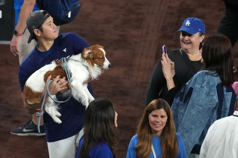 メジャー初の地区優勝を決めた大谷と妻・真美子さん　©JIJI PRESS