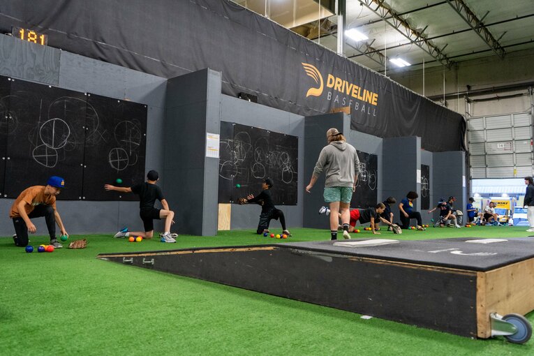 大谷のアップ中の独特の動作で話題になったリバーススローだが、ジュニアの選手も行う基礎ドリルだという／会社提供