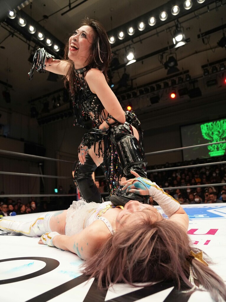 中野たむを踏みつけ勝利を喜ぶ上谷沙弥　©Essei Hara