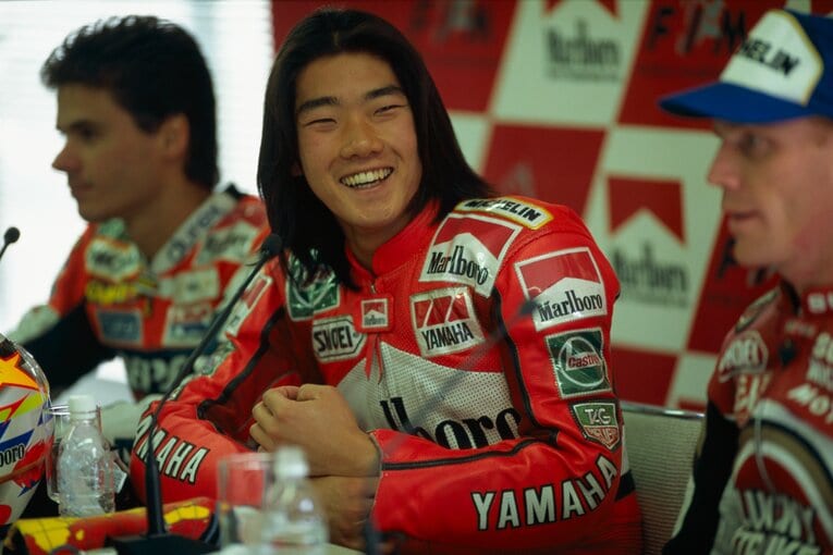 Norifumi Abe
1975年9月7日、東京都生まれ。'95年からWGPにフル参戦し、'04年まで10シーズンを戦い、優勝3回で年間最高ランクは'96年の5位（'03年はスポット参戦）。'05～'06年はスーパーバイク世界選手権に戦いの場を移すも、2年ともランク13位。'07年から全日本に復帰し、レース人気復活のため活動していた矢先、交通事故で急逝した。享年32。 ©Masato Daito