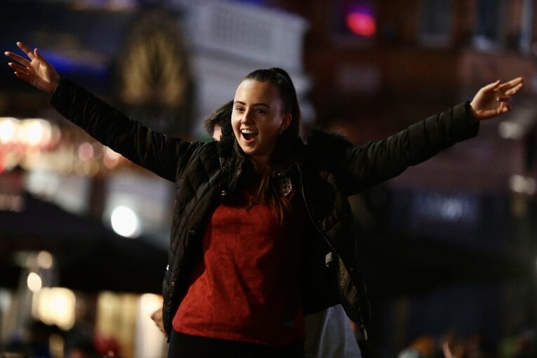 喜ぶ女性ファンⒸGettyImages