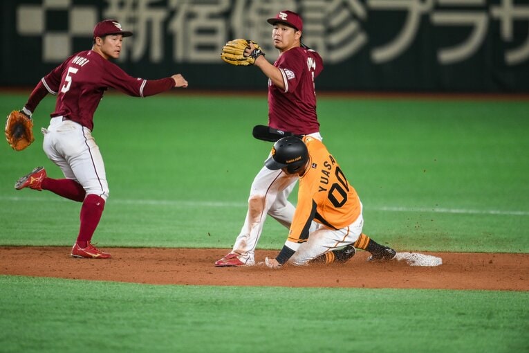 浅村の二塁守備　©Nanae Suzuki