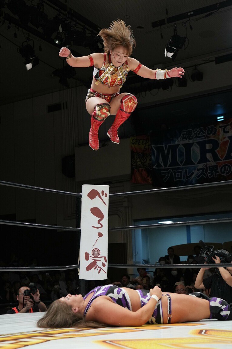 コーナーから両足で踏みつけるSareee　©Essei Hara