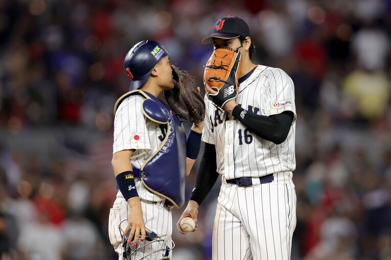 WBC決勝のマウンドで、初めてバッテリーを組んだ中村と言葉をかわす大谷　©︎Getty Images