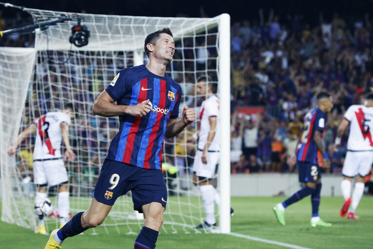 “財政難なのに大補強”バルサを激写　誹謗中傷されたデヨンクへの拍手、33歳レバンドフスキが作る深みとは〈次戦は久保建英ソシエダ〉(14)