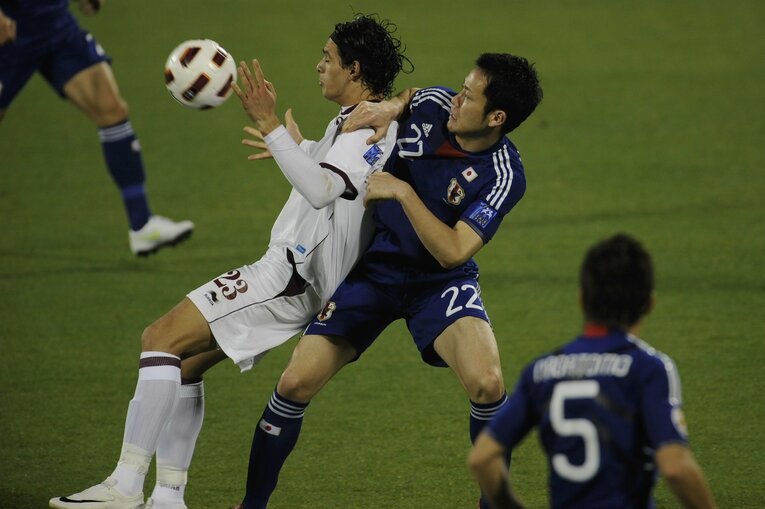 カタールを相手に奮闘する吉田麻也だったが、退場の憂き目にあってしまう　©Takuya Sugiyama