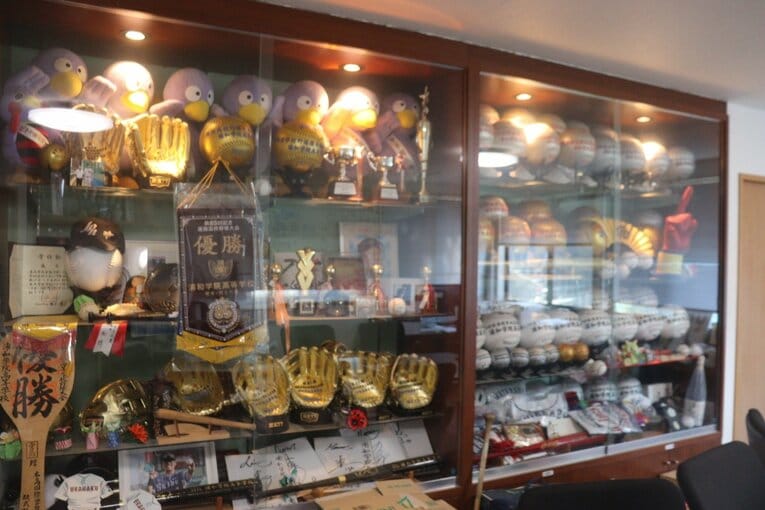 監督室に飾られた歴代のトロフィー ©Yuki Kashimoto