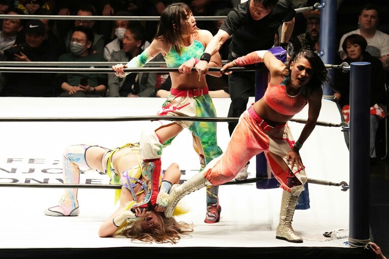 ジュリアと朱里から踏みつけられる羽南　©Essei Hara