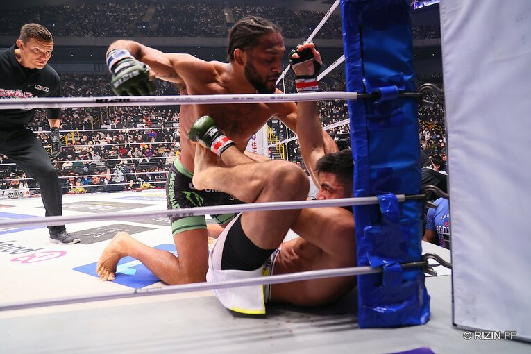 ホベルト・サトシ・ソウザをコーナーに追い込んでパウンドを落とすAJ・マッキー　©RIZIN FF