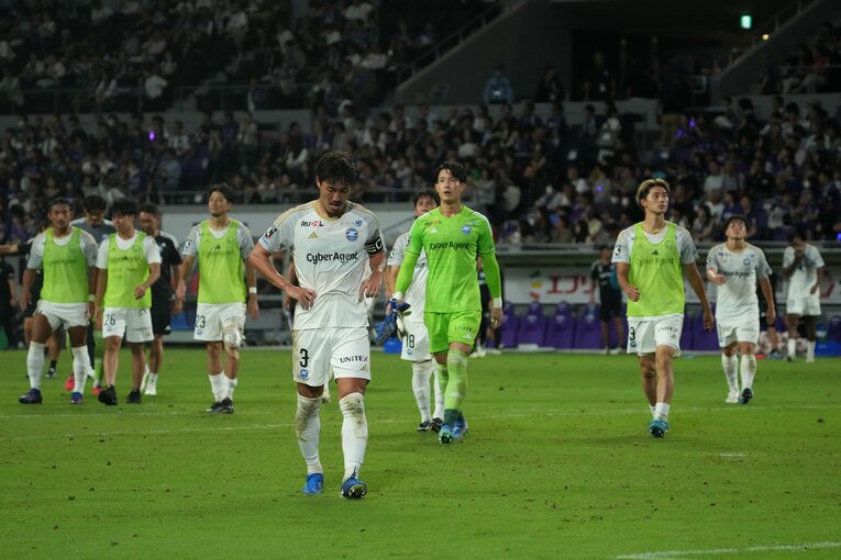 悔しそうに俯く昌子源ら町田の選手たち　©Masashi Hara