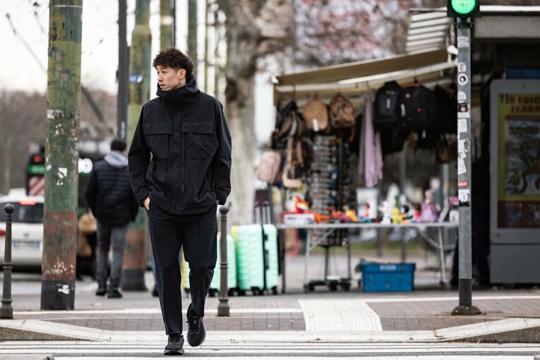 ミラノの街を歩く石川祐希　©︎Takahisa Hirano