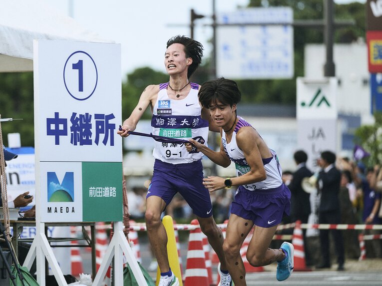 最終的には7位だったが、駒澤大の1区・鈴木大翔（左）は区間トップの走りを見せた　©Yuki Suenaga