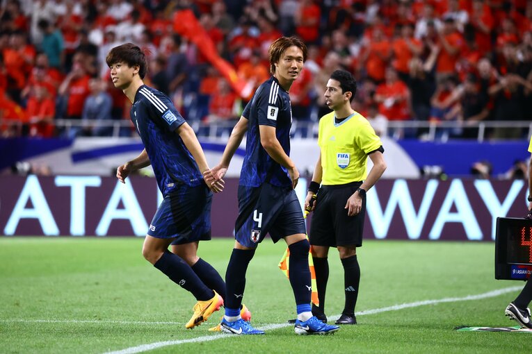 サッカーW杯アジア最終予選・中国戦、後半26分。板倉滉に代わってピッチに投入される高井幸大　©︎JFA/AFLO