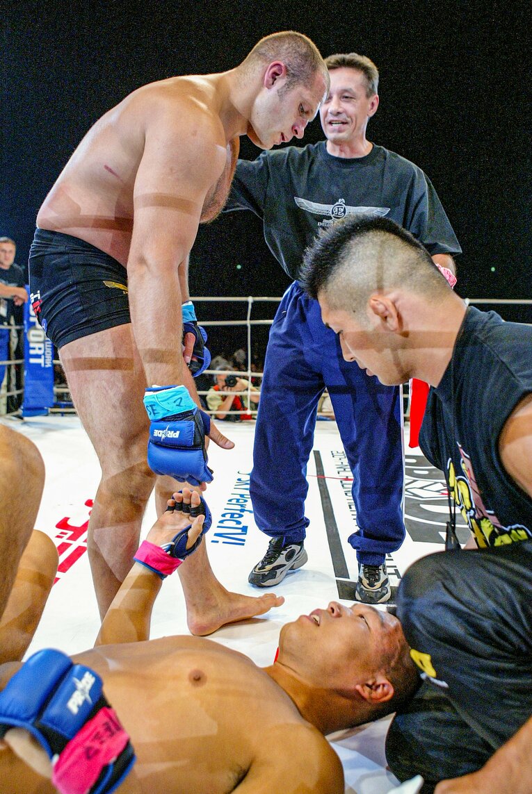 「PRIDE GRANDPRIX 2004」準決勝は腕ひしぎ十字固めで柔道五輪銀メダリストの小川直也を一蹴。試合後、小川と言葉を交わすヒョードル