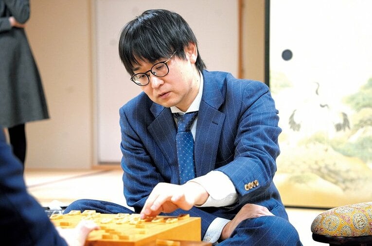 1年9カ月ぶりに本誌に登場した山崎隆之九段（45歳） ／ photograph by Asahi Shimbun