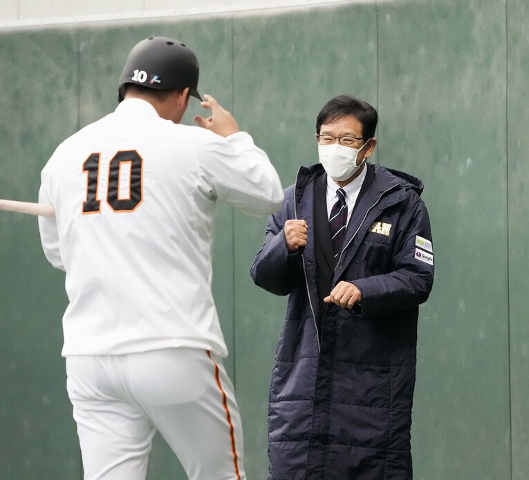 日ハム時代の恩師でもある侍ジャパンの栗山英樹監督に挨拶する中田翔　©︎KYODO