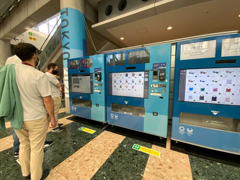 お店の外に並ぶ巨大な「お土産自動販売機」。物珍しさにつられてひっきりなしに人が立ち止まっていた©Keigo Amemiya