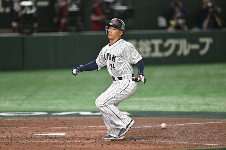 イタリア戦で大会4つ目の死球を喰らう吉田正尚　©︎Naoya Sanuki